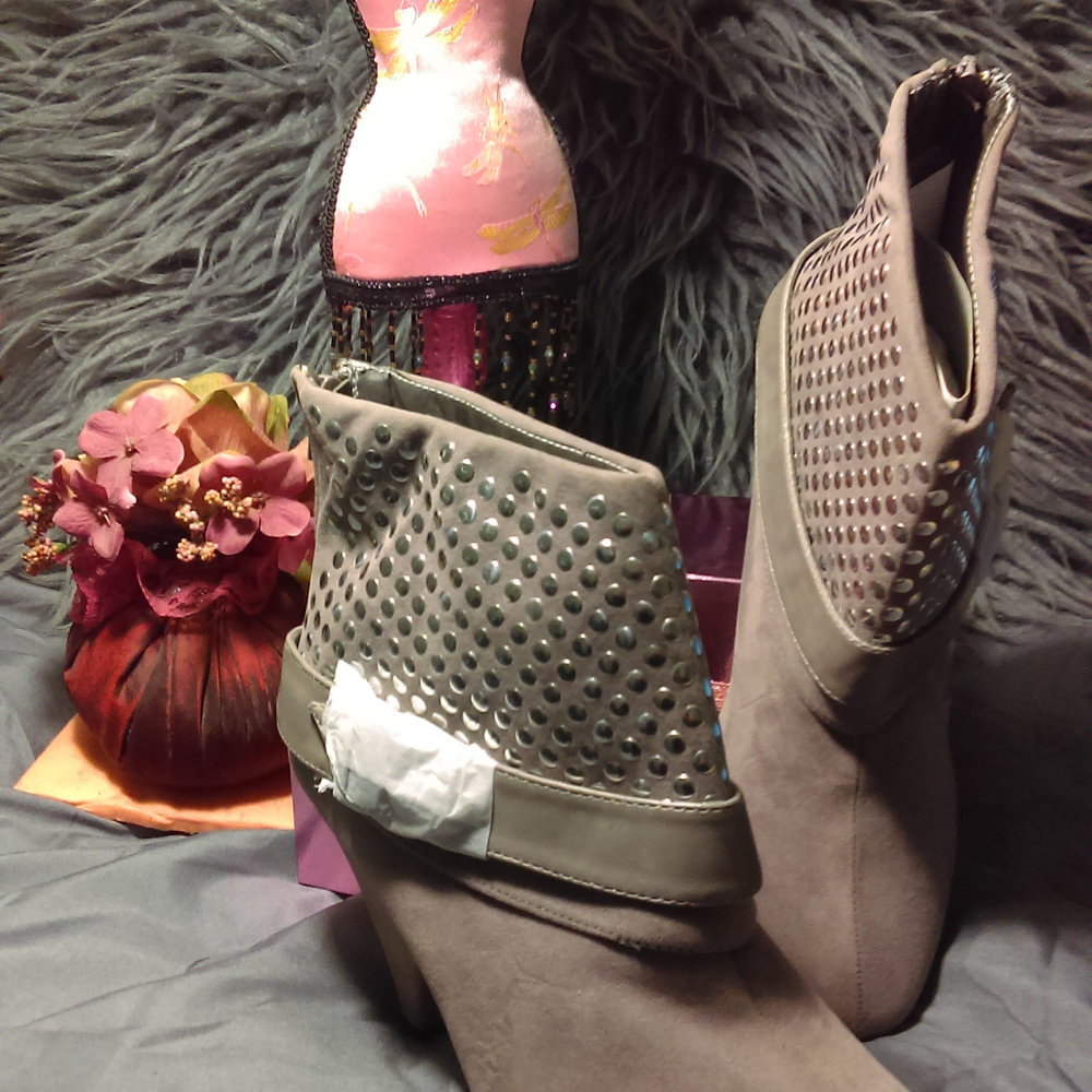 BAMBOO Faux Suede Heather Grey Boots Size 10